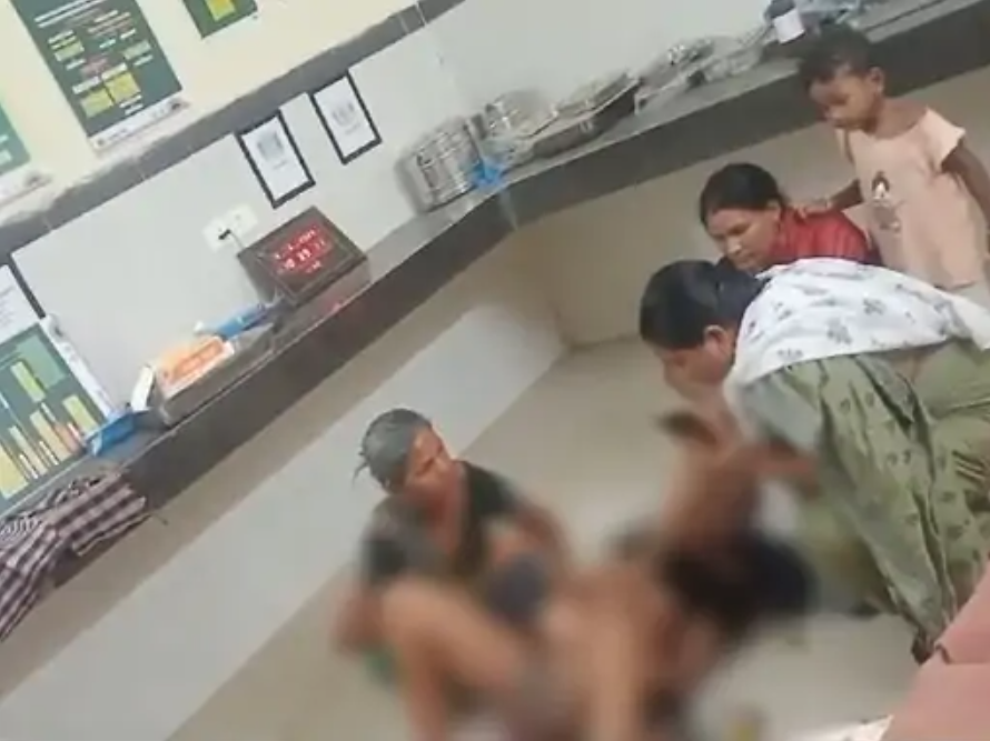 Ambikapur news : सरकारी अस्पताल में फर्श पर ही हुई महिला की डिलीवरी, दर्द से कराहती रही गर्भवती , मितानिन ने किया प्रसव, नहीं थे नर्स – डॉक्टर्स