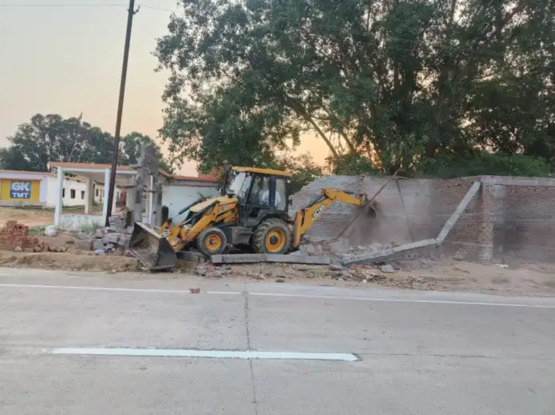 Ambikapur News : बतौली शांतिपारा में अवैध अतिक्रमण पर चला प्रशासन का बुलडोजर