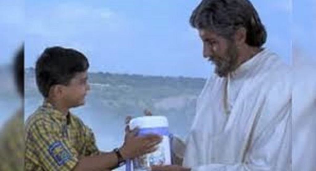 BOLLYWOOD NEWS : सूर्यवंशम फिल्म में अमिताभ बच्चन के पोते का किरदार निभाने वाला अब हो गया है 33 साल का गबरू जवान, पहचानना फैंस के लिए हो सकता हो सकता है मुश्किल…