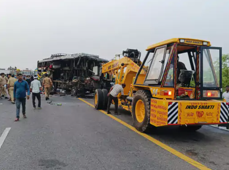 Accident In Unnao Uttar Pradesh : UP के उन्नाव में सड़क हादसा, 18 की मौत:बिहार से दिल्ली जा रही बस ओवरटेक कर रहे टैंकर से टकराई, लाशें सड़क पर बिखरीं